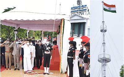 கோட்டையில் தேசியக் கொடி ஏற்றினார் முதல்வர் ஸ்டாலின் - புகைப்படங்கள்