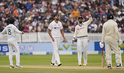 தேநீர் இடைவேளைக்கு முந்தைய கடைசி பந்தில் விக்கெட்: இந்தியப் பந்துவீச்சாளர்கள் மிரட்டல்