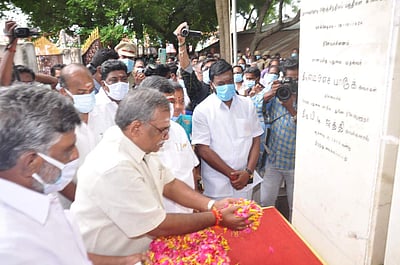 புதுவை இந்தியாவுடன் இணைக்கப்பட்ட நாள் விழா: கீழூர் நினைவிடத்தில் மரியாதை