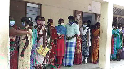 தடுப்பூசி போடாதவர்களுக்கு நூறு நாள் வேலை இல்லை: வேதாரண்யம் பகுதியில் தடுப்பூசி முகாம்களில் குவியும் கிராமத்தினர்