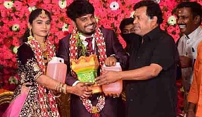 மணமக்களுக்கு திருமண பரிசாக பெட்ரோலை வழங்கிய நடிகர் மயில்சாமி: வைரலாகும் புகைப்படம்