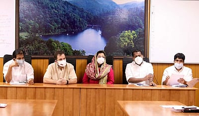 வயநாடு மாவட்ட ஆட்சியருடன் ராகுல் காந்தி ஆலோசனை