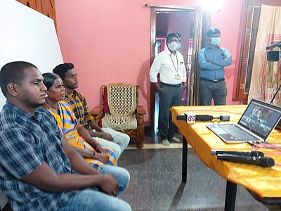 பாரா ஒலிம்பிக்: தங்கமகன் மாரியப்பன் மற்றும் குடும்பத்தாருடன் மோடி உரையாடல்