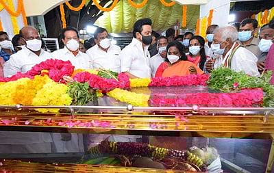 தமிழிசையின் தாயார் மறைவு: தமிழக முதல்வர், ஆளுநர் நேரில் அஞ்சலி