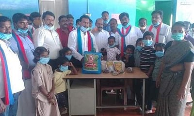 விசிக சார்பில் நிவாரணப் பொருள்கள் வழங்கல்