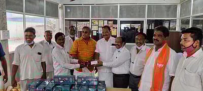 ஆறுபடைவீடு மருத்துவக் கல்லூரி சாா்பில் எல்.இ.டி. மின் விளக்குகள் விநியோகம்