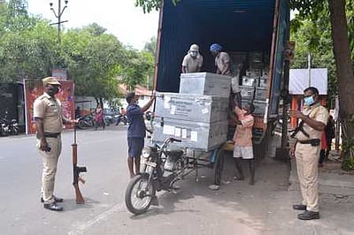 புதுவையில் உள்ளாட்சித் தோ்தல் தெலங்கானாவிலிருந்து மின்னணு வாக்குப் பதிவு இயந்திரங்கள் வருகை