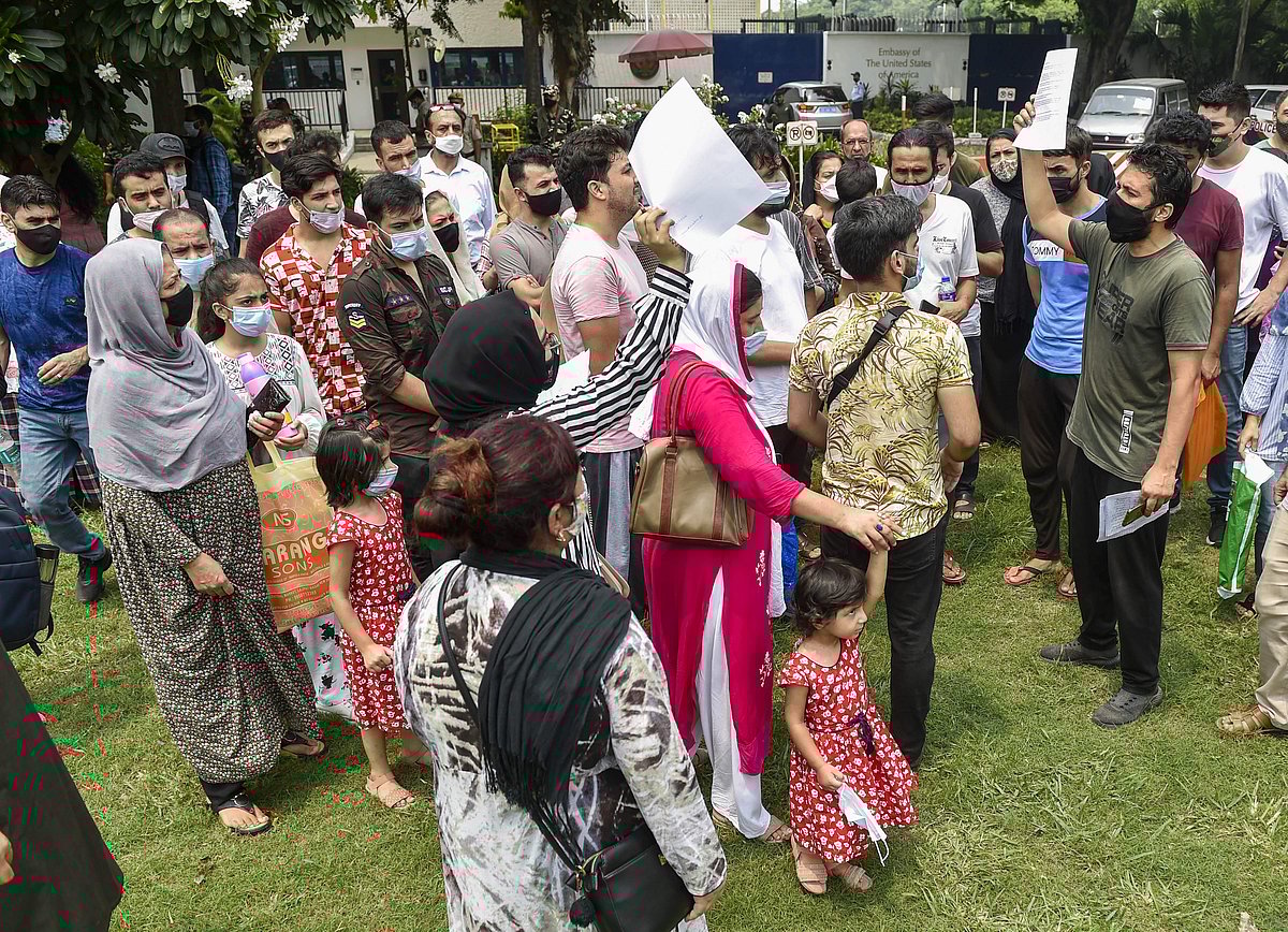 தில்லியில் உள்ள தூதரகங்கள் வெளியே குவியும் ஆப்கன் நாட்டினர்