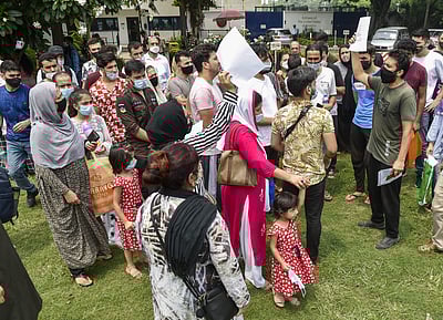 தில்லியில் உள்ள தூதரகங்கள் வெளியே குவியும் ஆப்கன் நாட்டினர்