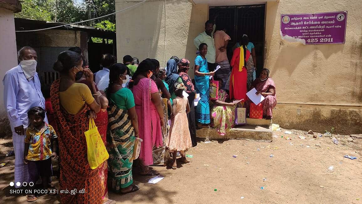 சீர்காழி ஆதார் மையத்தில் போதிய வசதியின்மை: தேவை அரசின் கவனம்