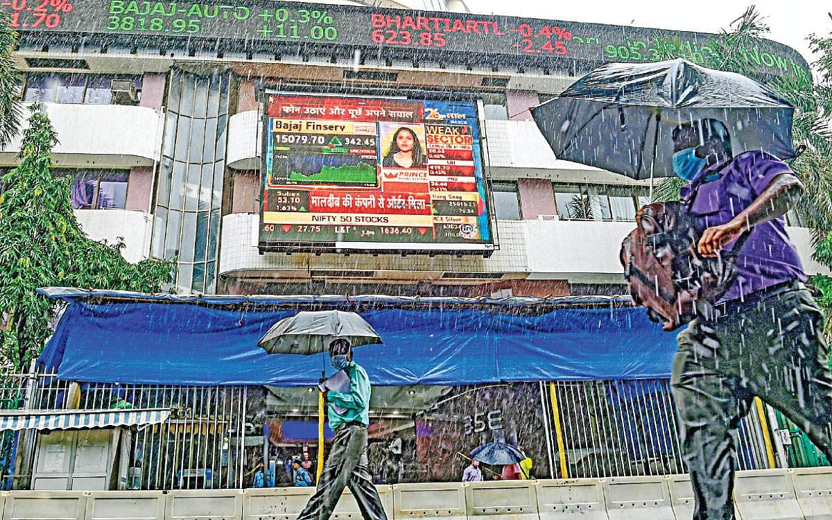 சென்செக்ஸ் புதிய உச்சம்: லாபப் பதிவால் 163 புள்ளிகள் வீழ்ச்சி!