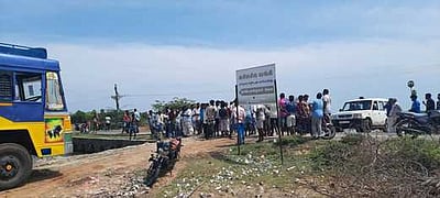 உப்பனாற்றில் மணல் அள்ள பொதுமக்கள் எதிா்ப்பு