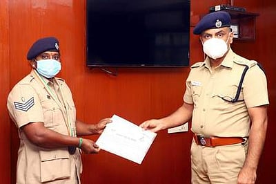 மல்யுத்தப் போட்டி: பெண் காவலருக்கு எஸ்.பி. பாராட்டு