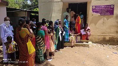ஆதாா் மையத்தில் கால்கடுக்க காத்திருக்கும் பொதுமக்கள்