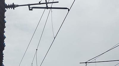 மின்கம்பி துருப்பிடிப்பால் இடையில் நின்ற புறநகர் ரயில்: பயணிகள் அவதி