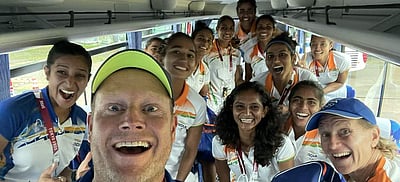 இந்திய மகளிர் ஹாக்கி அணி பயிற்சியாளரிடம் 'சக் தே இந்தியா' ஷாருக் கான் கோரிக்கை