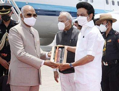 குடியரசுத் தலைவருக்கு மு.க.ஸ்டாலின் பரிசளித்த புத்தகங்கள்