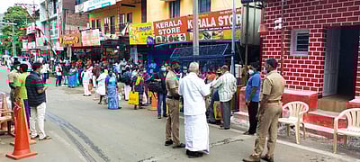 தமிழக எல்லையில் ஆர்டிபிசிஆர் சான்றிதழ் சோதனை: நீண்ட வரிசையில் காத்திருக்கும் மக்கள் 