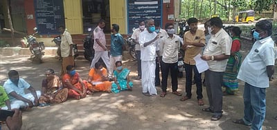 கம்பம்: ஊராட்சி தலைவரை தகுதி நீக்கம் செய்யக் கோரி கவுன்சிலர்கள் முற்றுகை 