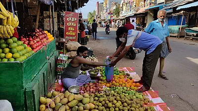 ஆடிப்பெருக்கு: சீர்காழியில் பழங்கள், பூக்கள் விற்பனை விறுவிறுப்பு