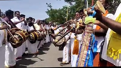 திருப்பூர் ஆட்சியர் அலுவலகத்தில் மேள, தாளத்துடன் மனு அளித்த நாட்டுப்புறக் கலைஞர்கள்