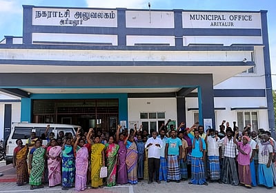 உயா்த்தப்பட்ட கூலியை வழங்கக்கோரி அரியலூா் நகராட்சி அலுவலகம் முற்றுகை