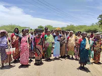 100 நாள் பணியாளா்கள் போராட்டம்