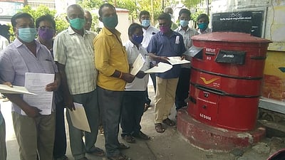 நெடுஞ்சாலை பராமரிப்பு ஊழியா்கள் முதல்வருக்கு கோரிக்கை மனு