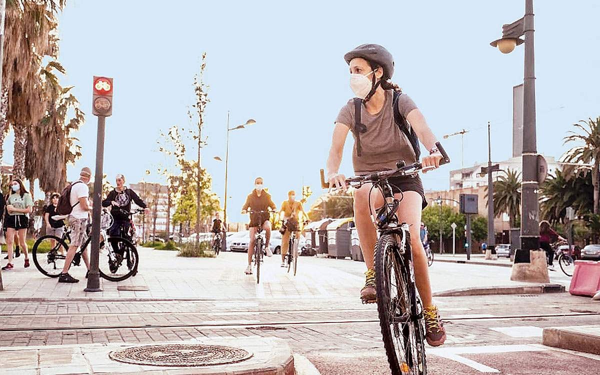 சைக்கிள்பயிற்சியில் இளம்பெண்கள்!