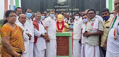 காப்பீட்டுக் கழகங்களை தனியாா்மயமாக்கும் மசோதாவை அதிமுக ஆதரித்தது ஏன்?