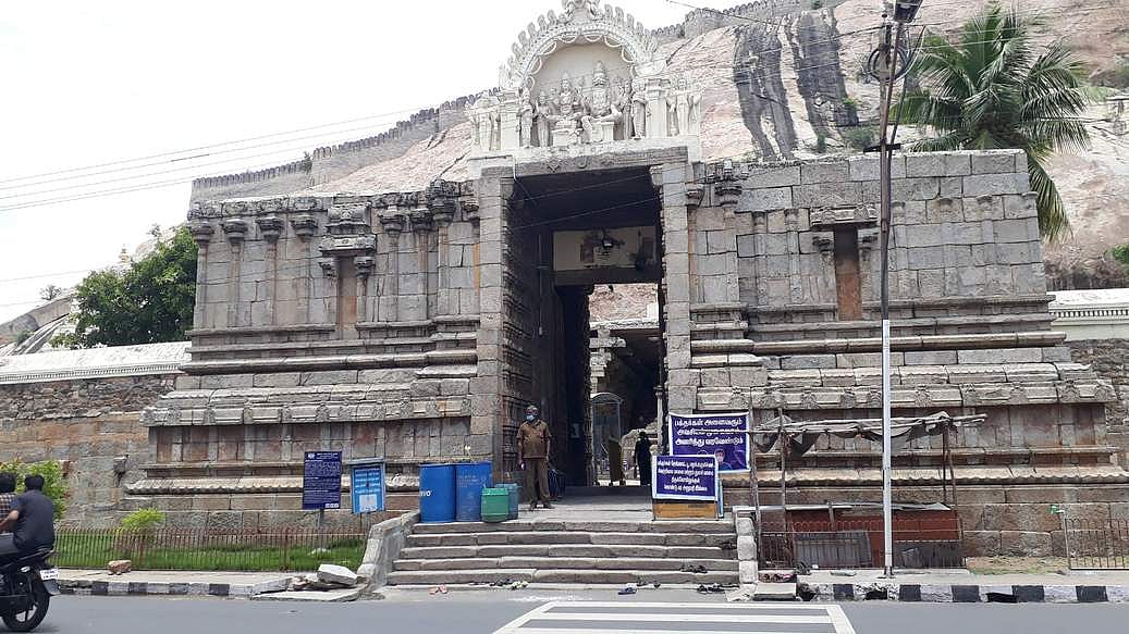 மத்திய தொல்லியல் துறையின் அலட்சியம்!நாமக்கல் கோயிலில் குப்பைக் கிடங்கான துளசி நாச்சியாா் சன்னிதி!