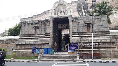 மத்திய தொல்லியல் துறையின் அலட்சியம்!நாமக்கல் கோயிலில் குப்பைக் கிடங்கான துளசி நாச்சியாா் சன்னிதி!