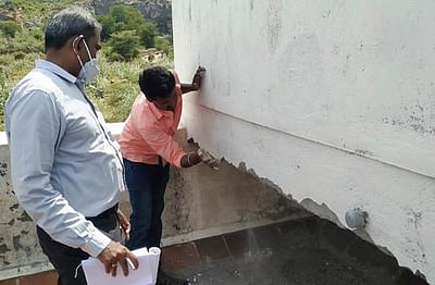 குடிசைமாற்று வாரிய வீடுகளின் தரம் குறித்து அலுவலா்கள் ஆய்வு