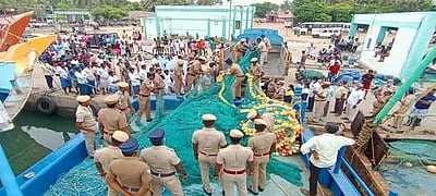 திருமுல்லைவாசலில் விசைப்படகு, சுருக்குமடி வலைகள் பறிமுதல்