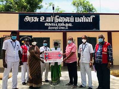மருத்துவமனை, பள்ளிகளில் கரோனா விழிப்புணா்வு
