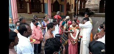 கோயில் வாசலில் மணமகளுக்கு தாலி கட்டிய மணமகன்