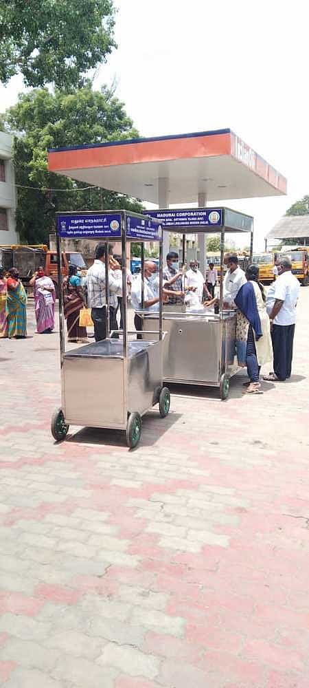 மத்திய அரசு திட்டத்தில் மதுரையில் சாலையோர வியாபாரிகளுக்கு நவீன தள்ளுவண்டிகள்