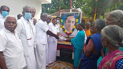 ராஜீவ் காந்தியின் படத்துக்கு அவா் மலா் மாலை அணிவித்து மரியாதை