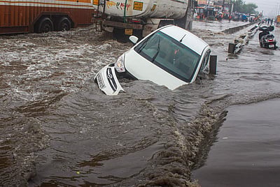 கனமழையால் நீரில் மூழ்கிய தில்லி சாலைகள் - புகைப்படங்கள்
