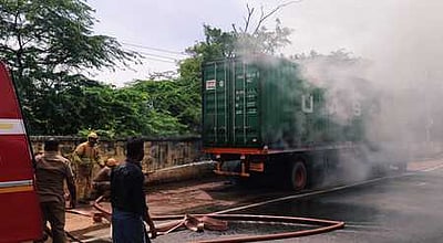 மின்கம்பியில் உரசிய லாரியில் தீ விபத்து