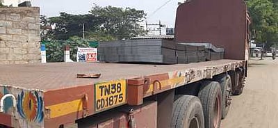 சாலையில் சென்ற கனரக வாகனத்தில் இருந்து விழுந்த இரும்புத் தகடுகள்