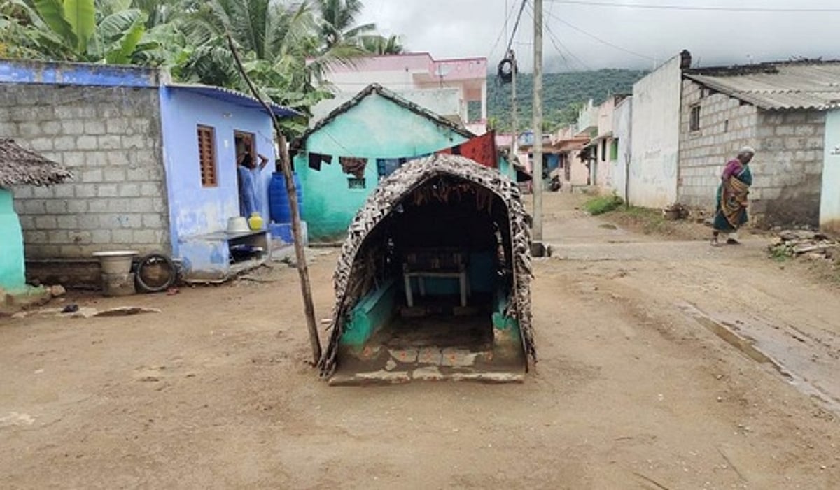 கண்ணுக்கானூரில் தெருக்கள்தோறும் குடிசைக் கோயில்கள்:தண்ணீா்ச் சொம்பை வழிபடும் கிராம மக்கள்!