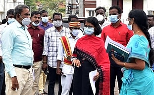 குடிசை மாற்று வாரிய குடியிருப்புகளில் பழுதை சீரமைக்க ஆட்சியா் உத்தரவு: ஒப்பந்ததாரருக்கான பணம் நிறுத்திவைப்பு