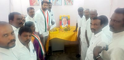 சாத்தான்குளத்தில் ராஜீவ் காந்தியின் உருவப்படத்துக்கு மரியாதை