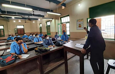 பேருந்துகளில் பள்ளி, பியூ கல்லூரி மாணவா்களுக்கு இலவசம்