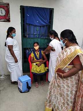 வீடு, வீடாகச் சென்று கரோனா தடுப்பூசி