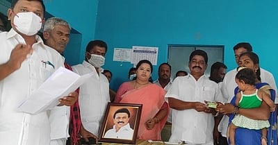 புதிய குடும்ப அட்டைகள்: எம்எல்ஏ வழங்கினாா்