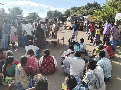 மயான பாதை வேண்டி மக்கள் சாலை மறியல்