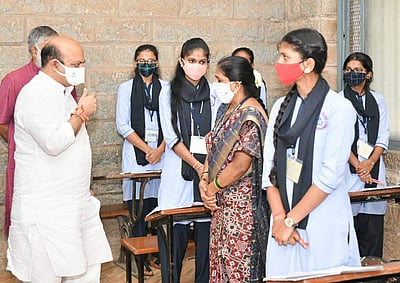 கர்நாடகத்தில் பள்ளிகள் திறப்பு - மாணவர்களிடம் உரையாடிய முதல்வர்