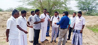 மானாமதுரை: கால்வாயில் கதவணை கட்ட எதிர்ப்பு; அதிகாரியை முற்றுகையிட்டுப் போராட்டம்